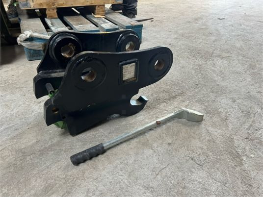 Attache rapide pour minipelle de 2T à 4T - Attache rapide: photos 2 Attache rapide pour minipelle de 2T à 4T - Attache rapide: photos 2