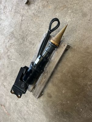 Fendeuse à bois pour minipelle - Fendeuse de bûches: photos 4 Fendeuse à bois pour minipelle - Fendeuse de bûches: photos 4