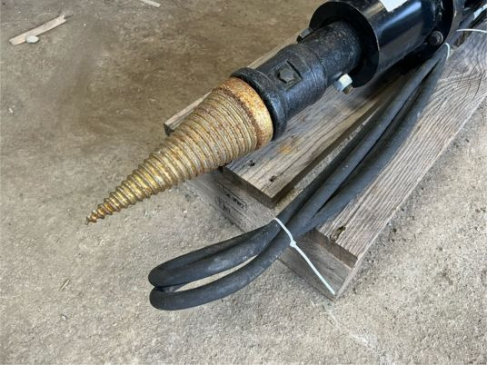 Fendeuse à bois pour minipelle - Fendeuse de bûches: photos 5 Fendeuse à bois pour minipelle - Fendeuse de bûches: photos 5