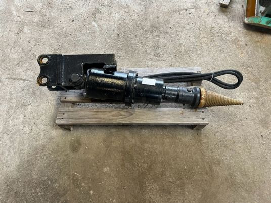 Fendeuse à bois pour minipelle - Fendeuse de bûches: photos 3 Fendeuse à bois pour minipelle - Fendeuse de bûches: photos 3