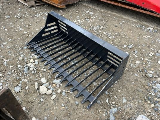 Godet râteau pour minichargeur - Godet: photos 2 Godet râteau pour minichargeur - Godet: photos 2