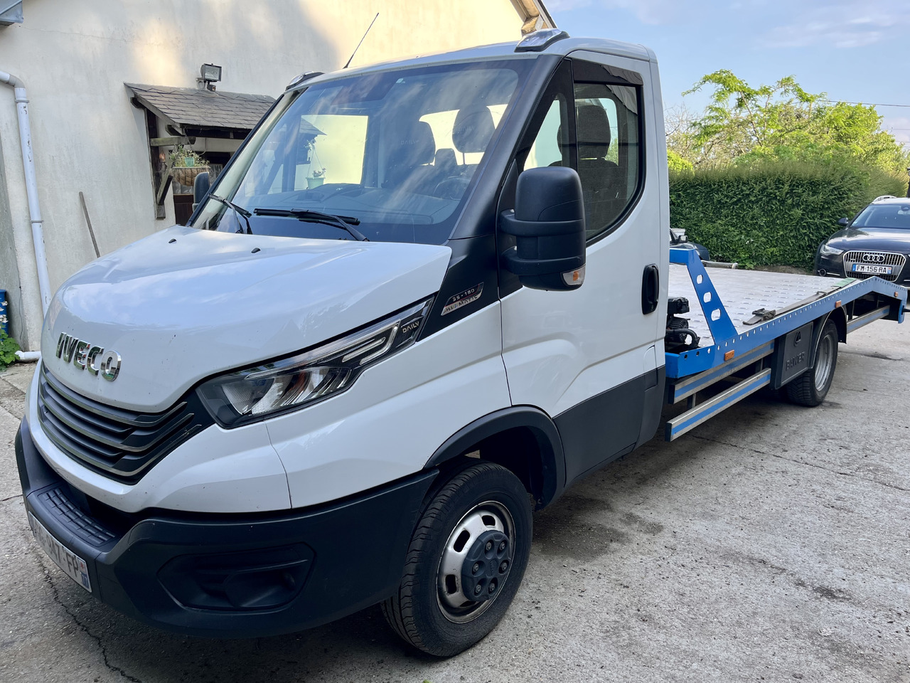 Iveco Daily 35-180 plateau dépannage dépanneuse porte voiture - Utilitaire plateau: photos 1 Iveco Daily 35-180 plateau dépannage dépanneuse porte voiture - Utilitaire plateau: photos 1
