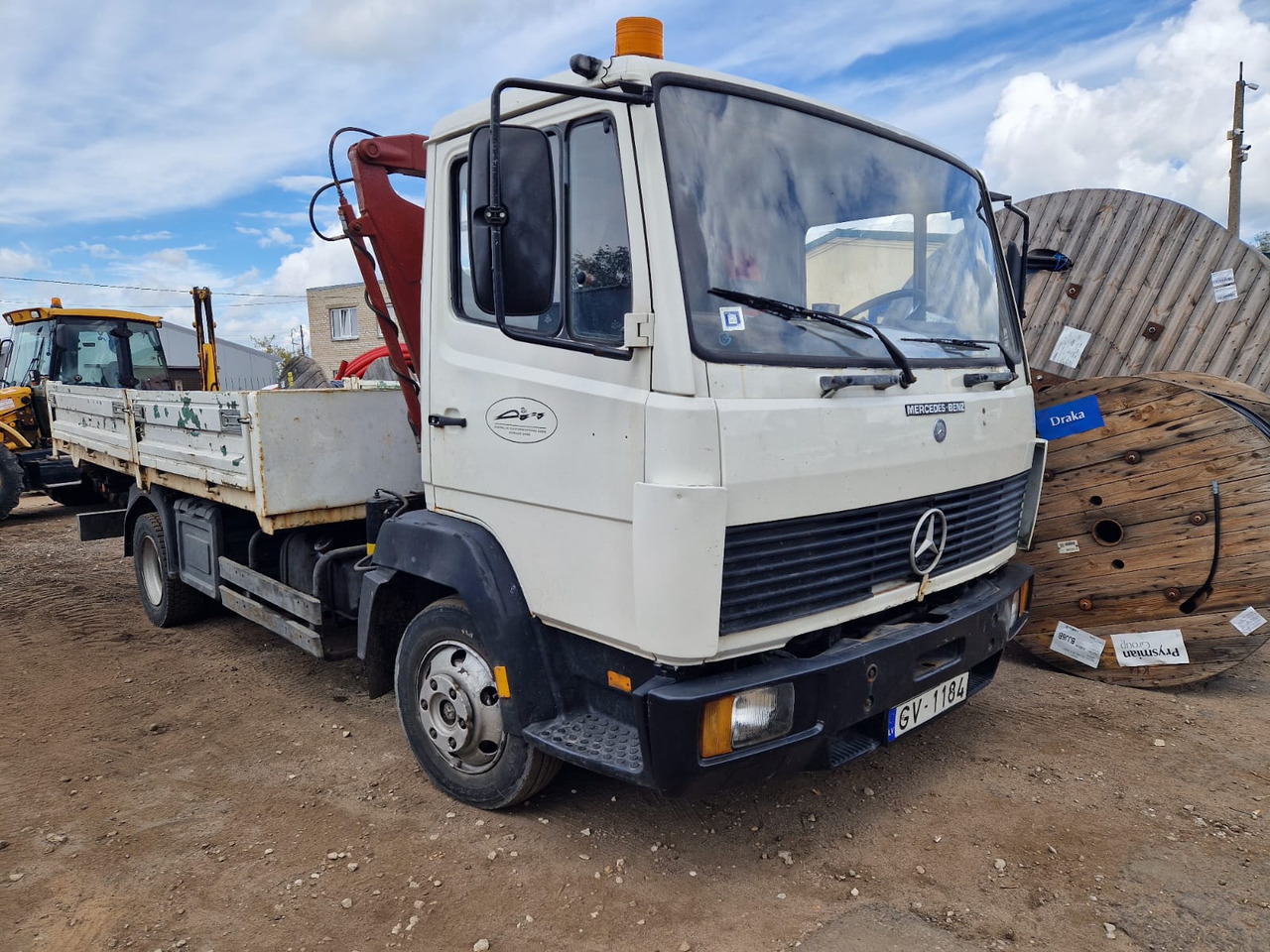 MERCEDES-BENZ Vario 814 - Camion grue: photos 1 MERCEDES-BENZ Vario 814 - Camion grue: photos 1