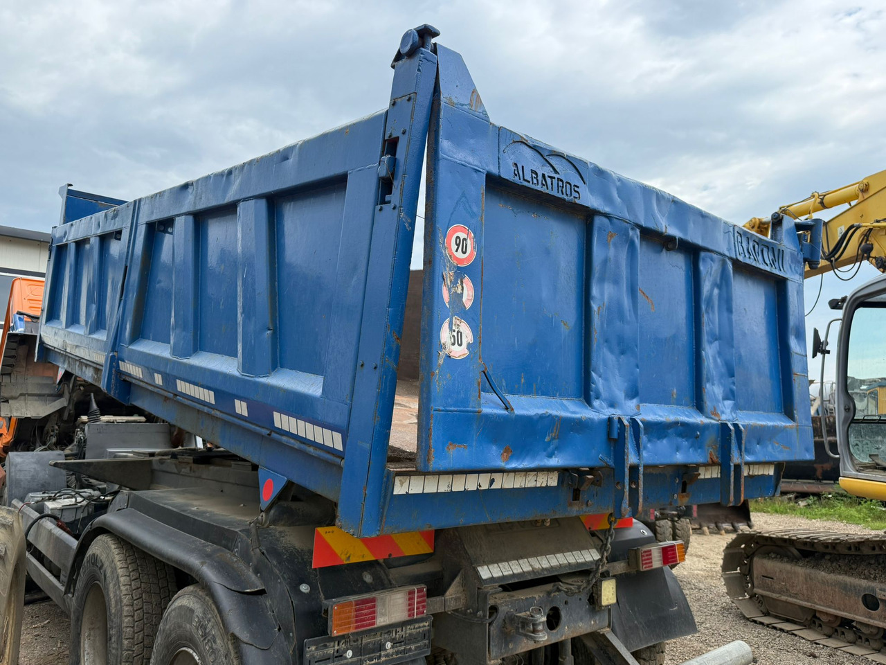 MEILLER TIPPING BUCKET - Benne pour poids lourds: photos 3 MEILLER TIPPING BUCKET - Benne pour poids lourds: photos 3