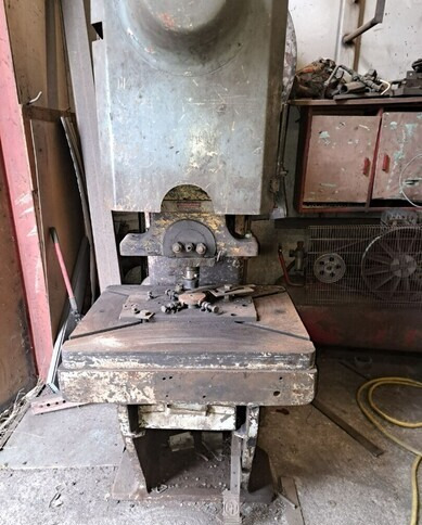Epäkeskopuristin 60 tn Eisenwerk Hensel - Machine à métaux: photos 1 Epäkeskopuristin 60 tn Eisenwerk Hensel - Machine à métaux: photos 1