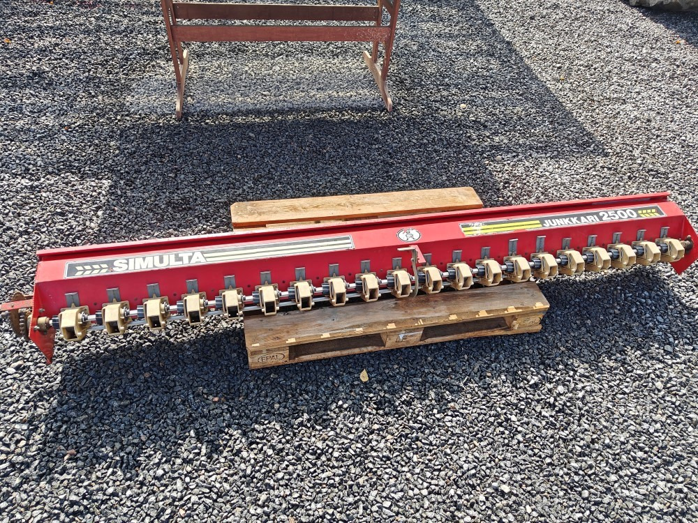 Heinänsiemenlaite 250cm Simulta Junkkari kylvölannoittimeen - Combiné de semis: photos 1 Heinänsiemenlaite 250cm Simulta Junkkari kylvölannoittimeen - Combiné de semis: photos 1