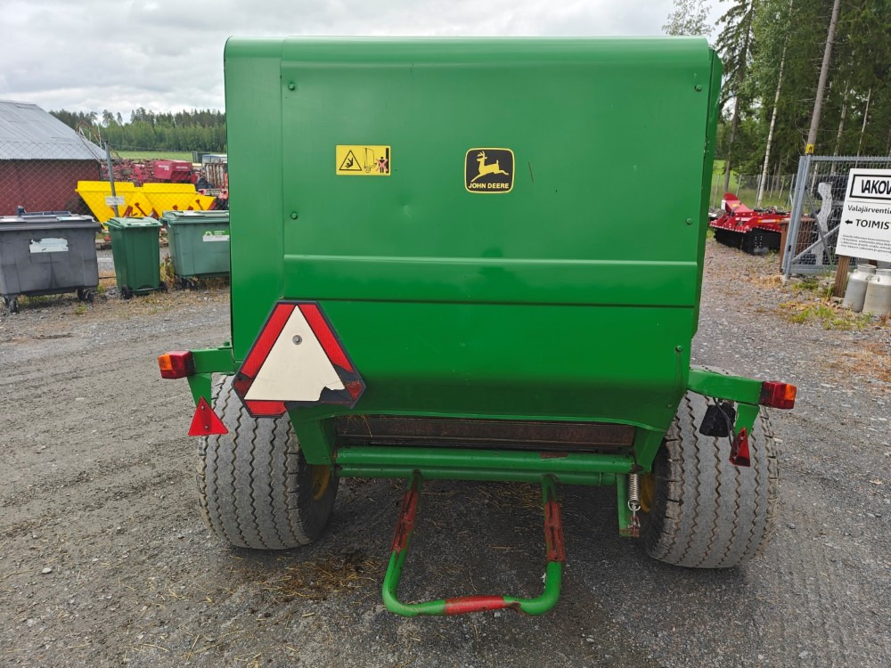 JOHN DEERE Pyöröpaalain 575 - Presse à balles rondes: photos 3 JOHN DEERE Pyöröpaalain 575 - Presse à balles rondes: photos 3