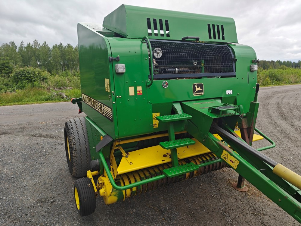 JOHN DEERE Pyöröpaalain 575 - Presse à balles rondes: photos 5 JOHN DEERE Pyöröpaalain 575 - Presse à balles rondes: photos 5