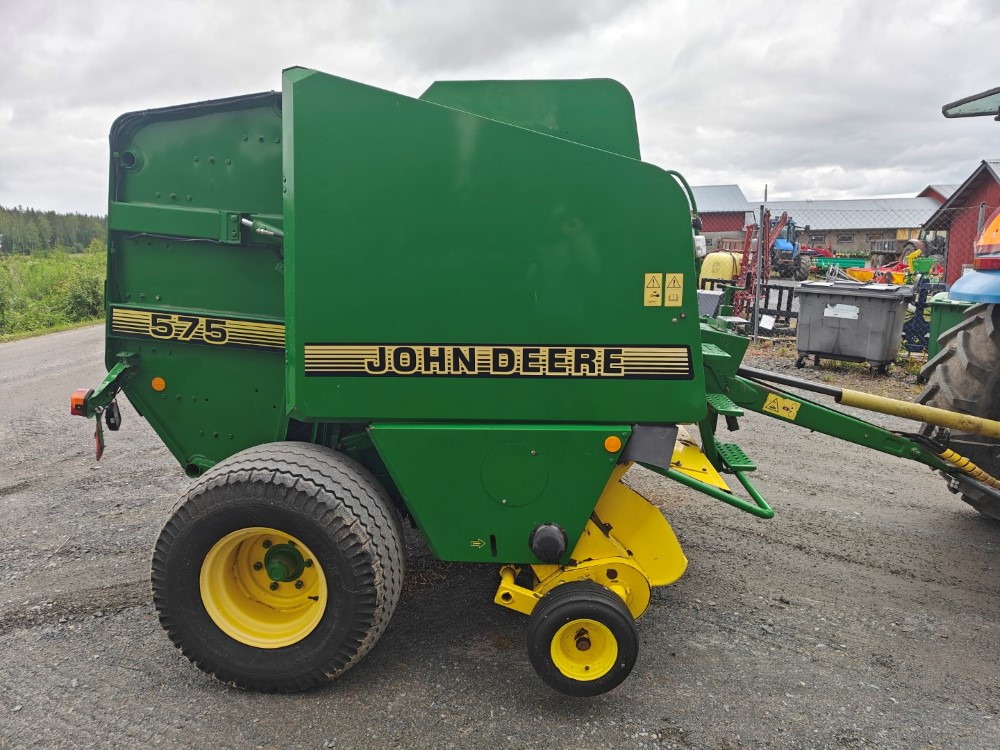 JOHN DEERE Pyöröpaalain 575 - Presse à balles rondes: photos 4 JOHN DEERE Pyöröpaalain 575 - Presse à balles rondes: photos 4