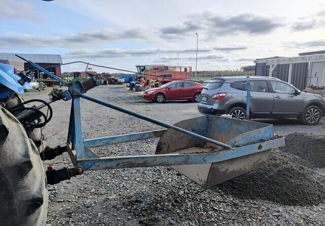 Maansiirtokauha 120cm traktoriin - VIDEO - Godet pour Tracteur agricole: photos 2 Maansiirtokauha 120cm traktoriin - VIDEO - Godet pour Tracteur agricole: photos 2