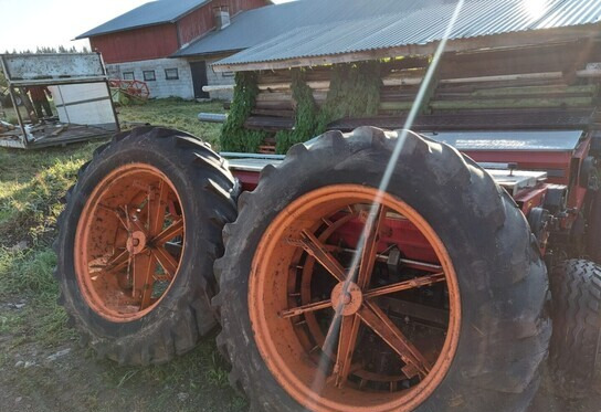 Paripyörät 14.9x38 Salpaset vanteilla - Roue complète pour Machine agricole: photos 1 Paripyörät 14.9x38 Salpaset vanteilla - Roue complète pour Machine agricole: photos 1