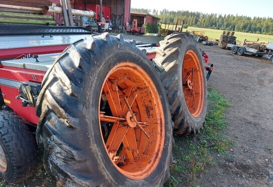 Paripyörät 14.9x38 Salpaset vanteilla - Roue complète pour Machine agricole: photos 2 Paripyörät 14.9x38 Salpaset vanteilla - Roue complète pour Machine agricole: photos 2