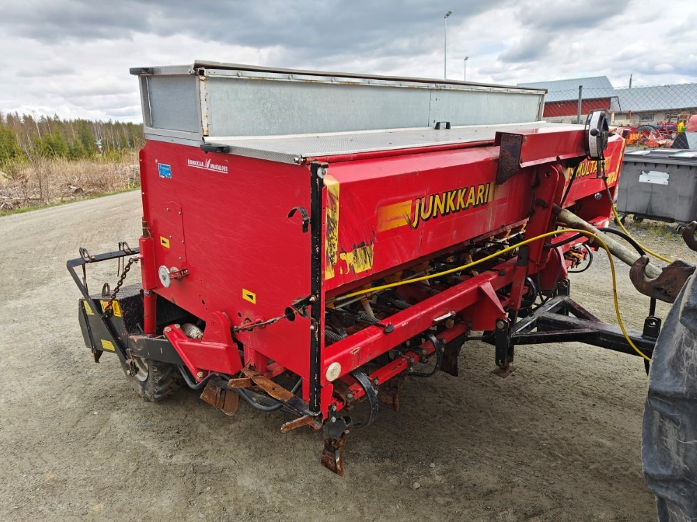 Simulta-Junkkari 3000T - takapyöräkone - kiekkovantaat takana - Combiné de semis: photos 5 Simulta-Junkkari 3000T - takapyöräkone - kiekkovantaat takana - Combiné de semis: photos 5