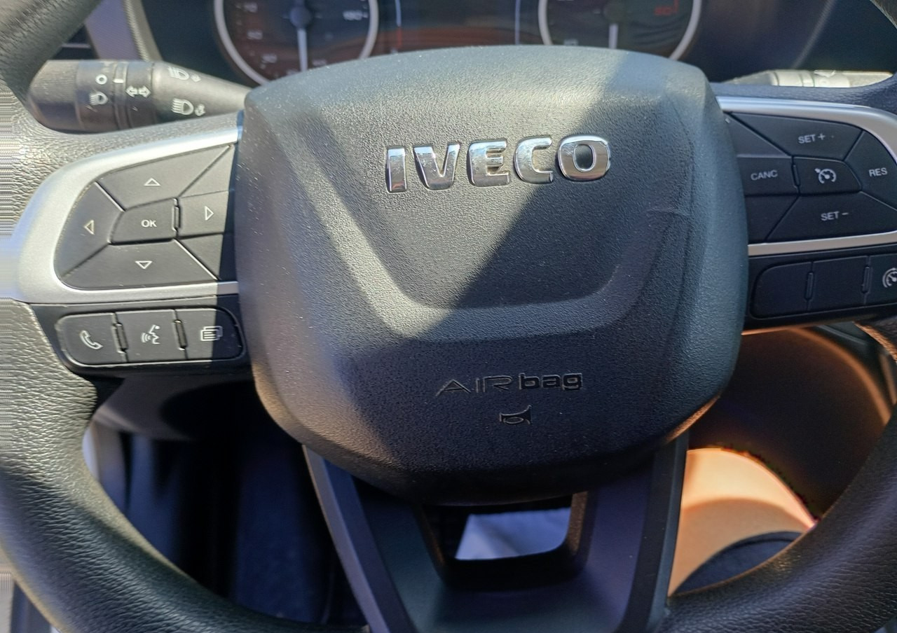 Fourgon grand volume Iveco 35 Daily 35S14 klima * 3 osobowy *: photos 19