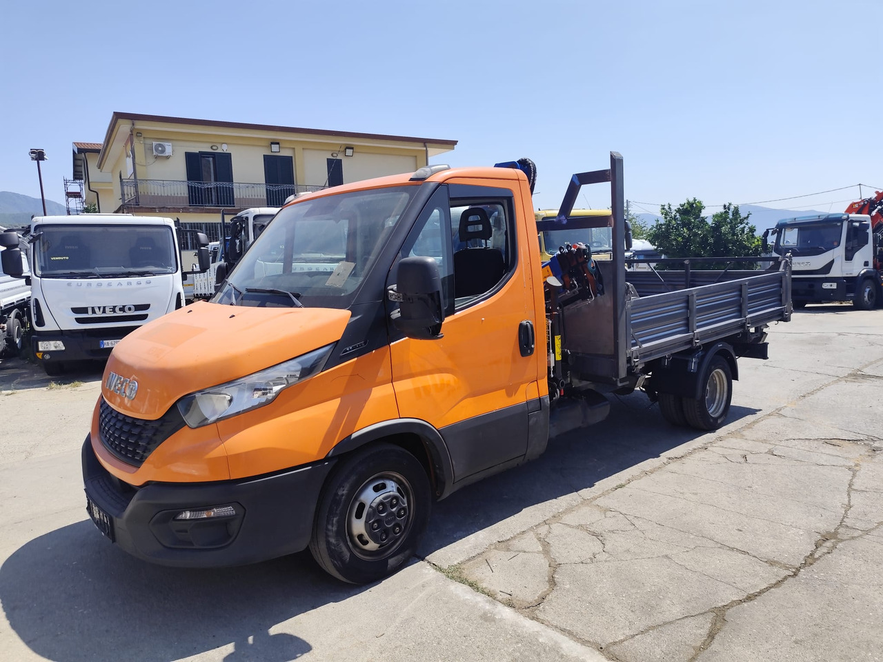 IVECO DAILY 35-140 - Camion grue: photos 1 IVECO DAILY 35-140 - Camion grue: photos 1