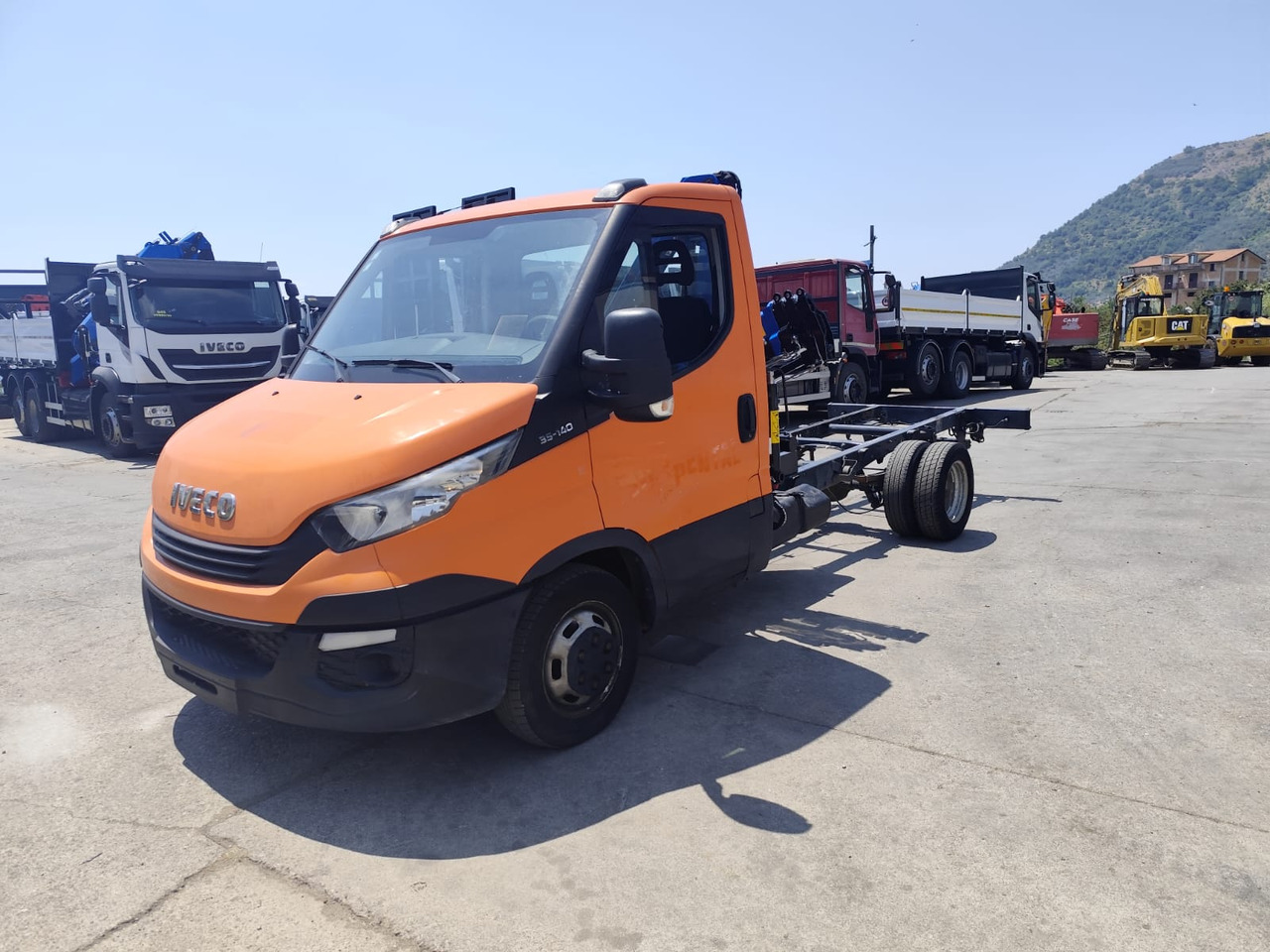 IVECO DAILY 35-140 - Camion grue: photos 1 IVECO DAILY 35-140 - Camion grue: photos 1