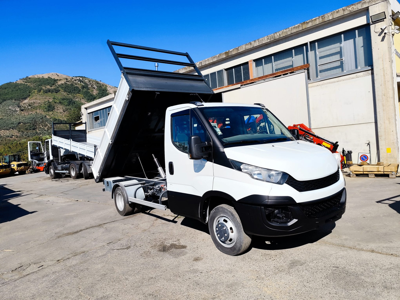 Utilitaire benne IVECO DAILY 35C13: photos 11