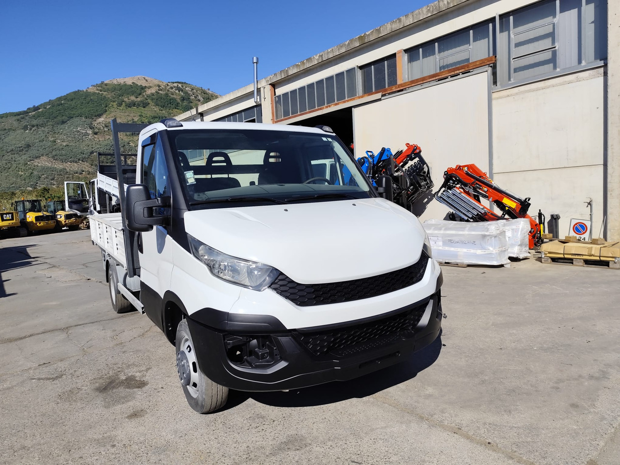Utilitaire benne IVECO DAILY 35C13: photos 31