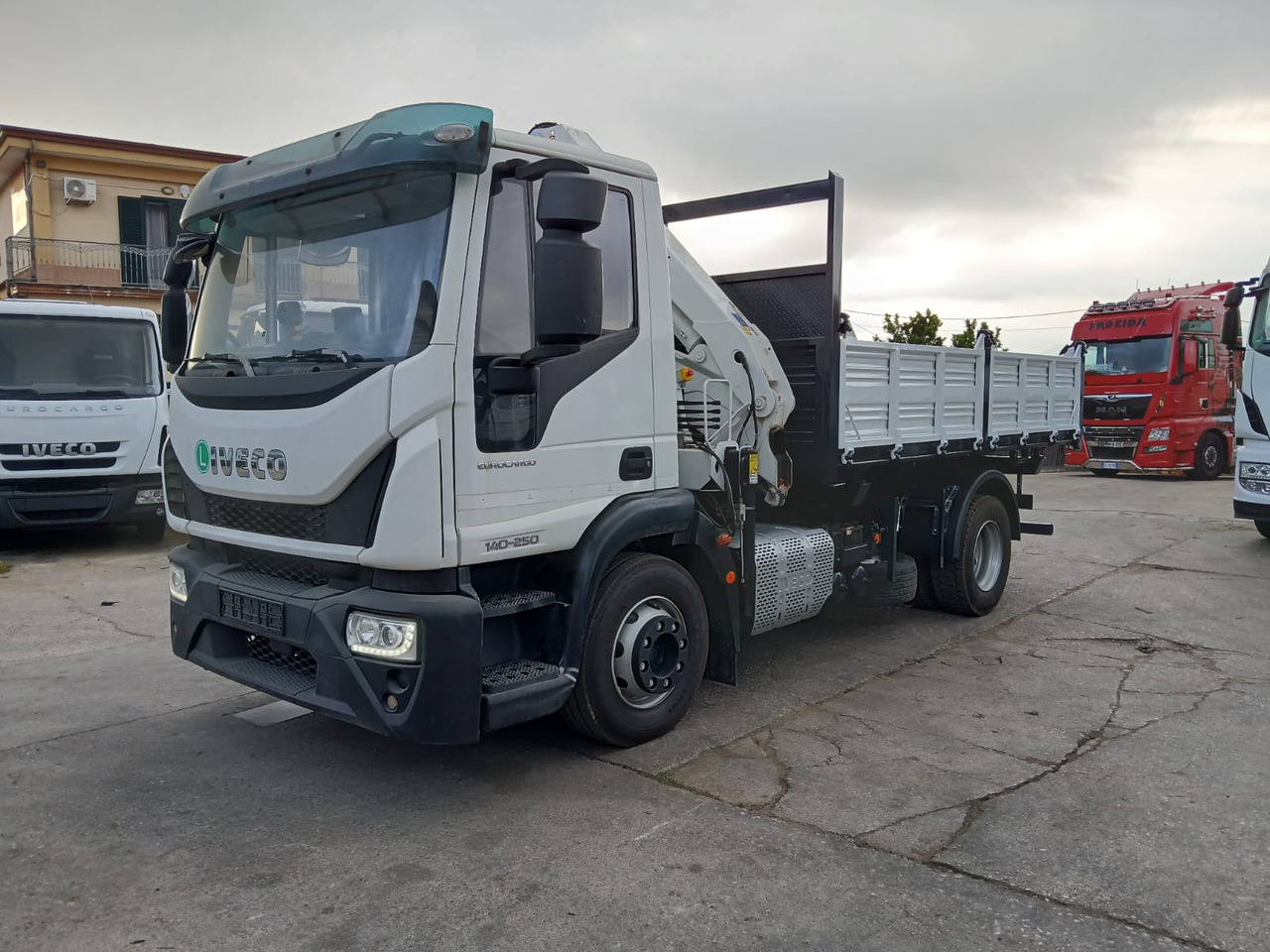 IVECO EUROCARGO 140-250 - Camion grue: photos 1 IVECO EUROCARGO 140-250 - Camion grue: photos 1