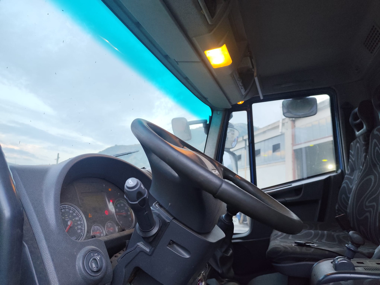 IVECO EUROCARGO 140E25 - Camion benne: photos 3 IVECO EUROCARGO 140E25 - Camion benne: photos 3