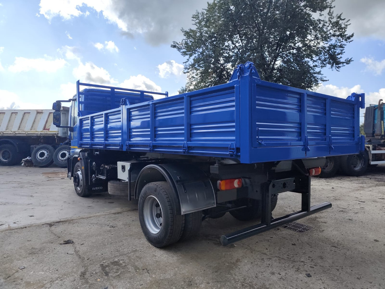 IVECO EUROCARGO 150E25 - Camion benne: photos 3 IVECO EUROCARGO 150E25 - Camion benne: photos 3
