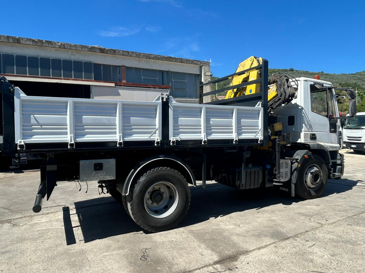 IVECO EUROCARGO 160E28 - Camion grue: photos 4 IVECO EUROCARGO 160E28 - Camion grue: photos 4
