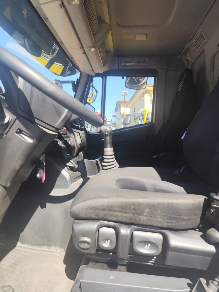 IVECO STRALIS AD 260S31 XP - Camion grue: photos 3 IVECO STRALIS AD 260S31 XP - Camion grue: photos 3