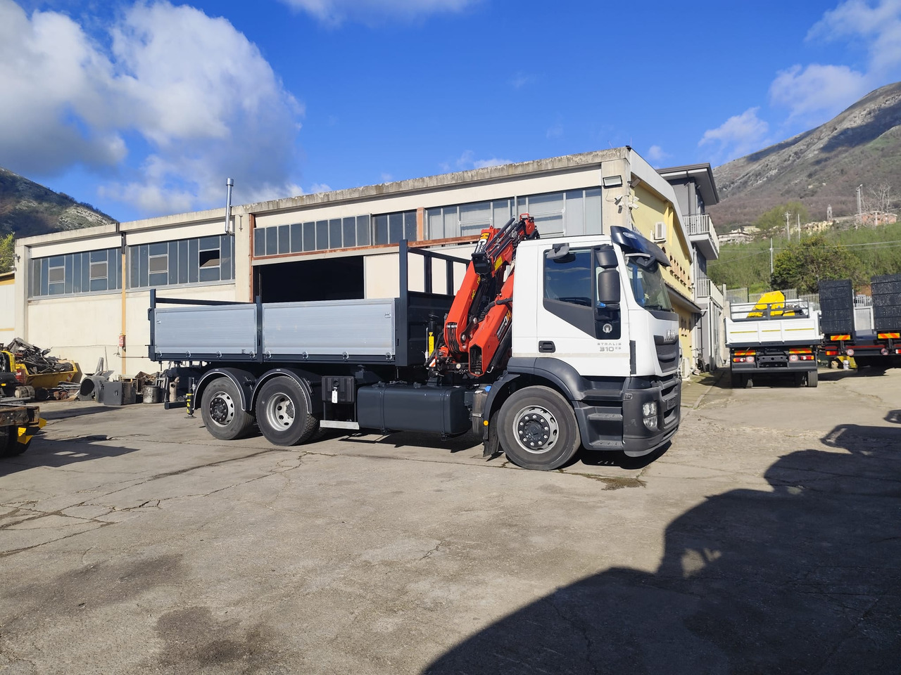 IVECO STRALIS CUBE 260S31 - Camion grue: photos 4 IVECO STRALIS CUBE 260S31 - Camion grue: photos 4
