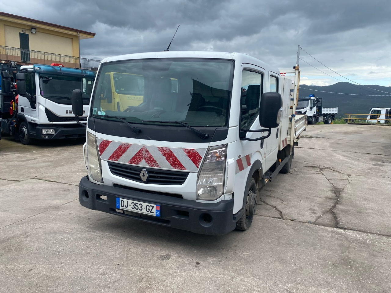 RENAULT MAXITY 140 DXI - Camion plateau: photos 1 RENAULT MAXITY 140 DXI - Camion plateau: photos 1