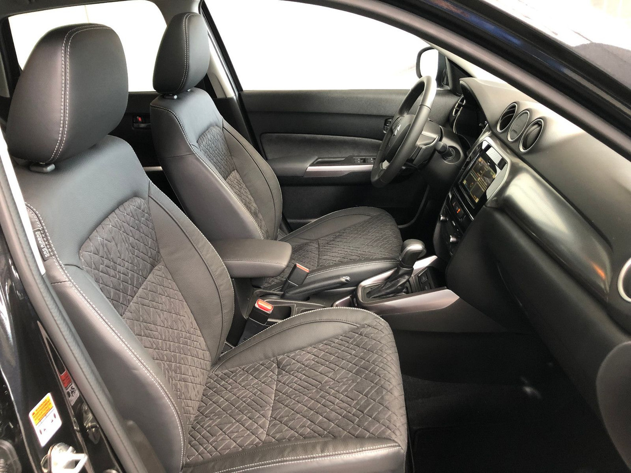 SUV Suzuki Vitara 1.5 Hybrid Comfort+Automatik/ Panor.-Dach: photos 7