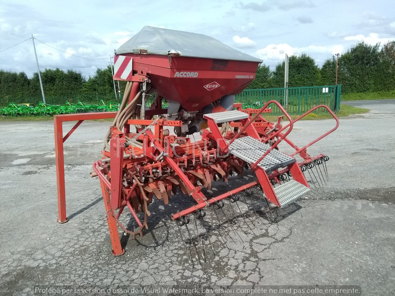 KUHN SEMOIR EN LIGNE ACCORD PNEUMATIC - Combiné de semis: photos 2 KUHN SEMOIR EN LIGNE ACCORD PNEUMATIC - Combiné de semis: photos 2