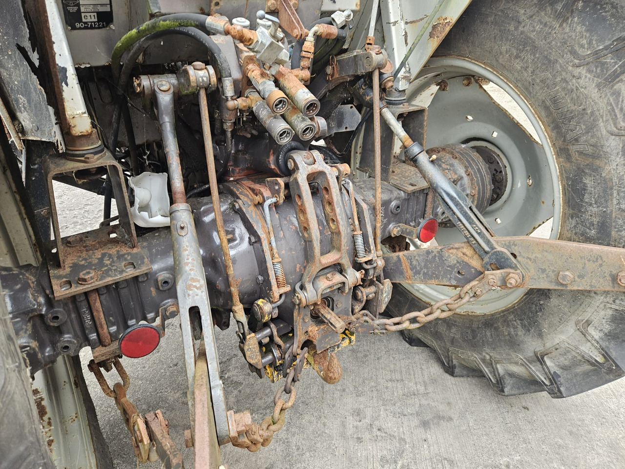 1991 390 4wd with loader brackets - Tracteur agricole: photos 5 1991 390 4wd with loader brackets - Tracteur agricole: photos 5