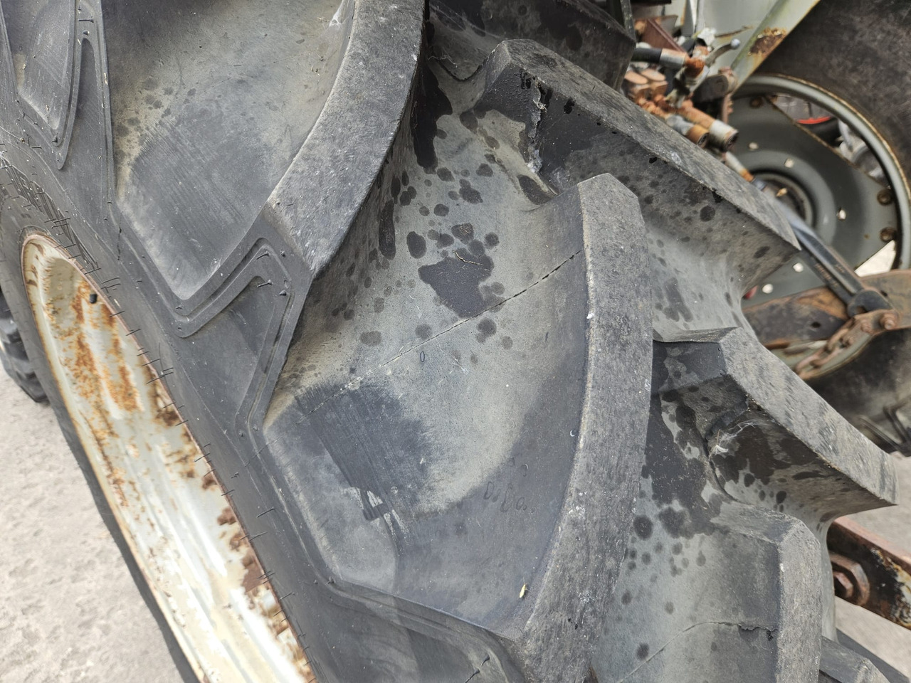 1991 390 4wd with loader brackets - Tracteur agricole: photos 4 1991 390 4wd with loader brackets - Tracteur agricole: photos 4