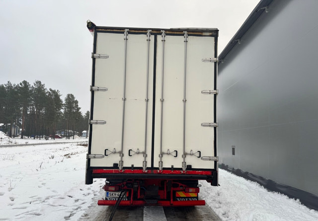 VolvoFH13 500 6x2 - Camion fourgon: photos 4 VolvoFH13 500 6x2 - Camion fourgon: photos 4