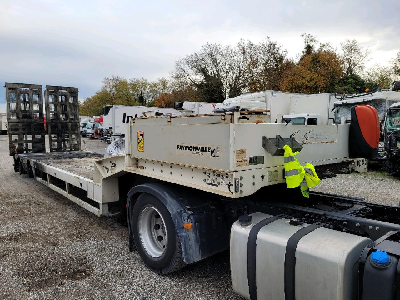 FAYMONVILLE FAYONWILL MULTIMAX - Semi-remorque surbaissé: photos 1 FAYMONVILLE FAYONWILL MULTIMAX - Semi-remorque surbaissé: photos 1