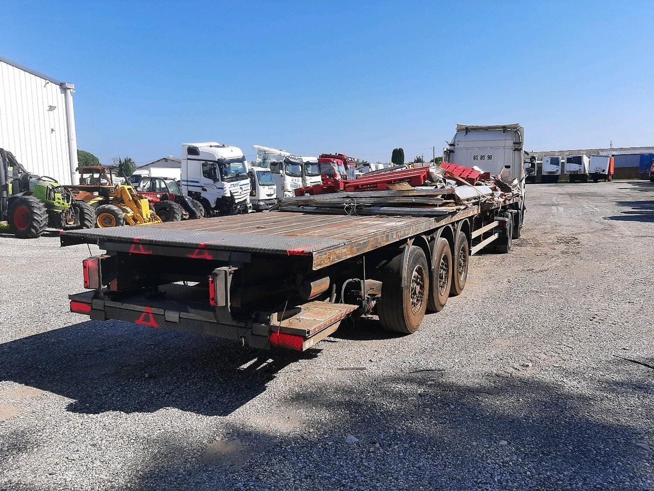 FRUEHAUF 3 ESSIEUX R580 - Semi-remorque plateau: photos 4 FRUEHAUF 3 ESSIEUX R580 - Semi-remorque plateau: photos 4
