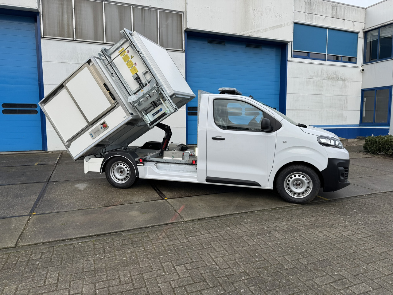 Citroen E-Jumpy veegvuil zijbelader seitenlader mullfahrzeug - Utilitaire benne, Utilitaire électrique: photos 1 Citroen E-Jumpy veegvuil zijbelader seitenlader mullfahrzeug - Utilitaire benne, Utilitaire électrique: photos 1