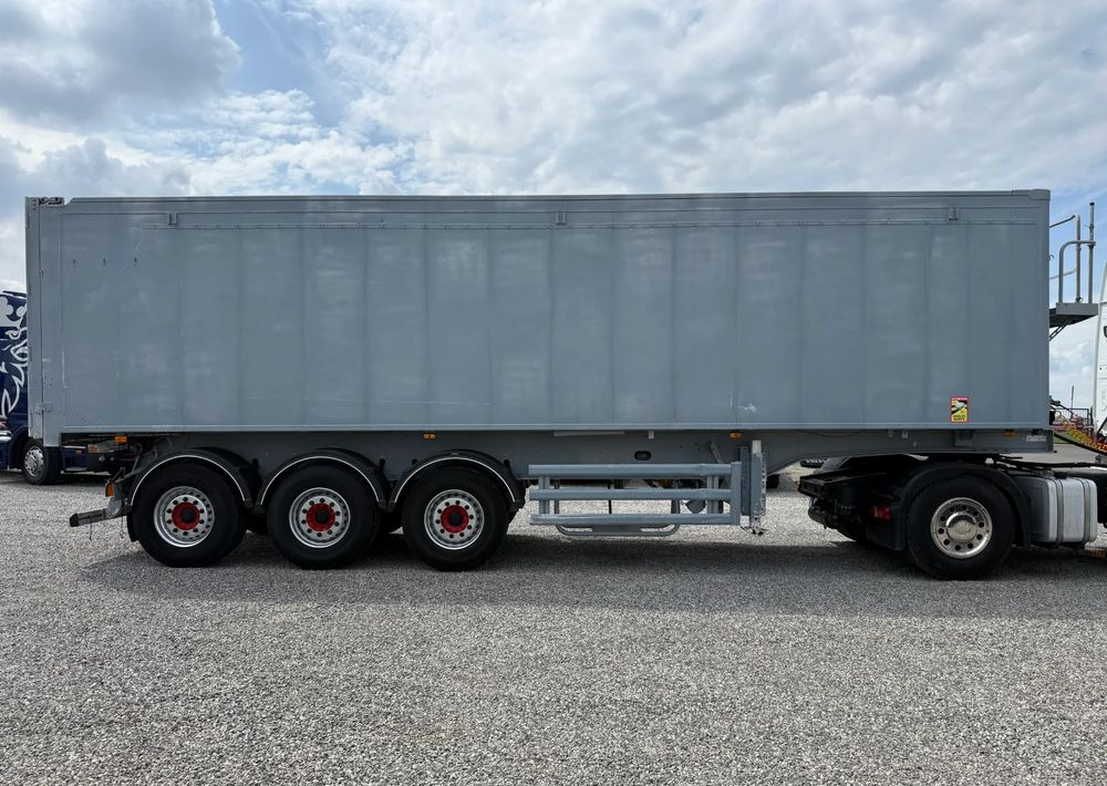 Stas 51 m3 OSIE MERCEDES PODNOSZONA OŚ - Semi-remorque benne: photos 4 Stas 51 m3 OSIE MERCEDES PODNOSZONA OŚ - Semi-remorque benne: photos 4