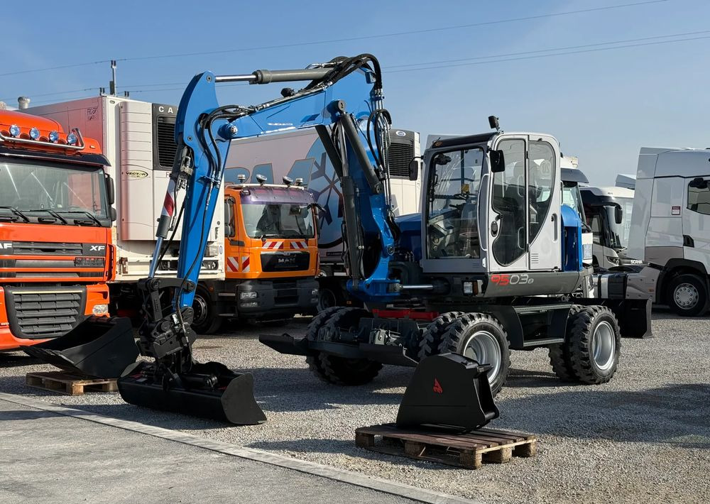 Wacker Neuson 9503-2 TRZY ŁYŻKI - Pelle sur pneus: photos 1 Wacker Neuson 9503-2 TRZY ŁYŻKI - Pelle sur pneus: photos 1