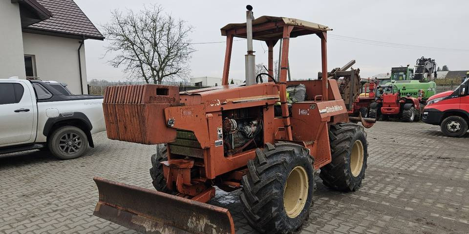 Koparka łańcuchowa Ditch Witch 7610 - Pelle sur pneus: photos 2 Koparka łańcuchowa Ditch Witch 7610 - Pelle sur pneus: photos 2