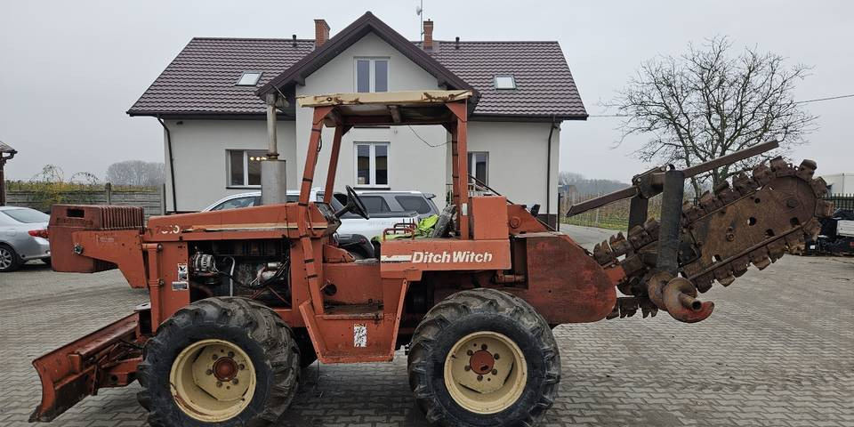Koparka łańcuchowa Ditch Witch 7610 - Pelle sur pneus: photos 1 Koparka łańcuchowa Ditch Witch 7610 - Pelle sur pneus: photos 1