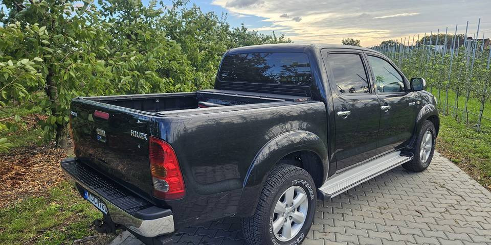 Toyota Hilux 3.0 SR5 automat 4x4 - Pick-up: photos 5 Toyota Hilux 3.0 SR5 automat 4x4 - Pick-up: photos 5