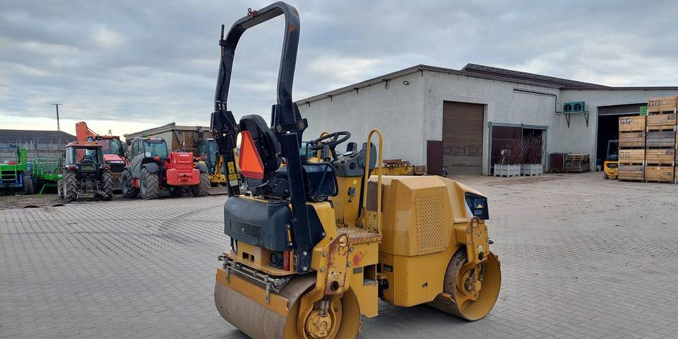 Walec Caterpillar CB24 2700 kg CAT - Compacteur: photos 5 Walec Caterpillar CB24 2700 kg CAT - Compacteur: photos 5