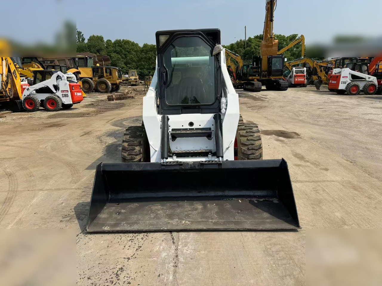 BOBCAT S300 - Mini chargeuse: photos 2 BOBCAT S300 - Mini chargeuse: photos 2