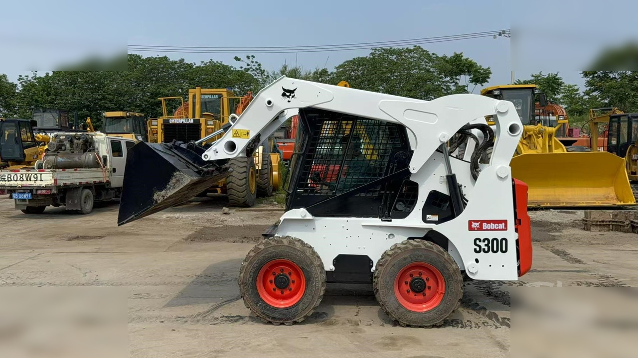 BOBCAT S300 - Mini chargeuse: photos 4 BOBCAT S300 - Mini chargeuse: photos 4
