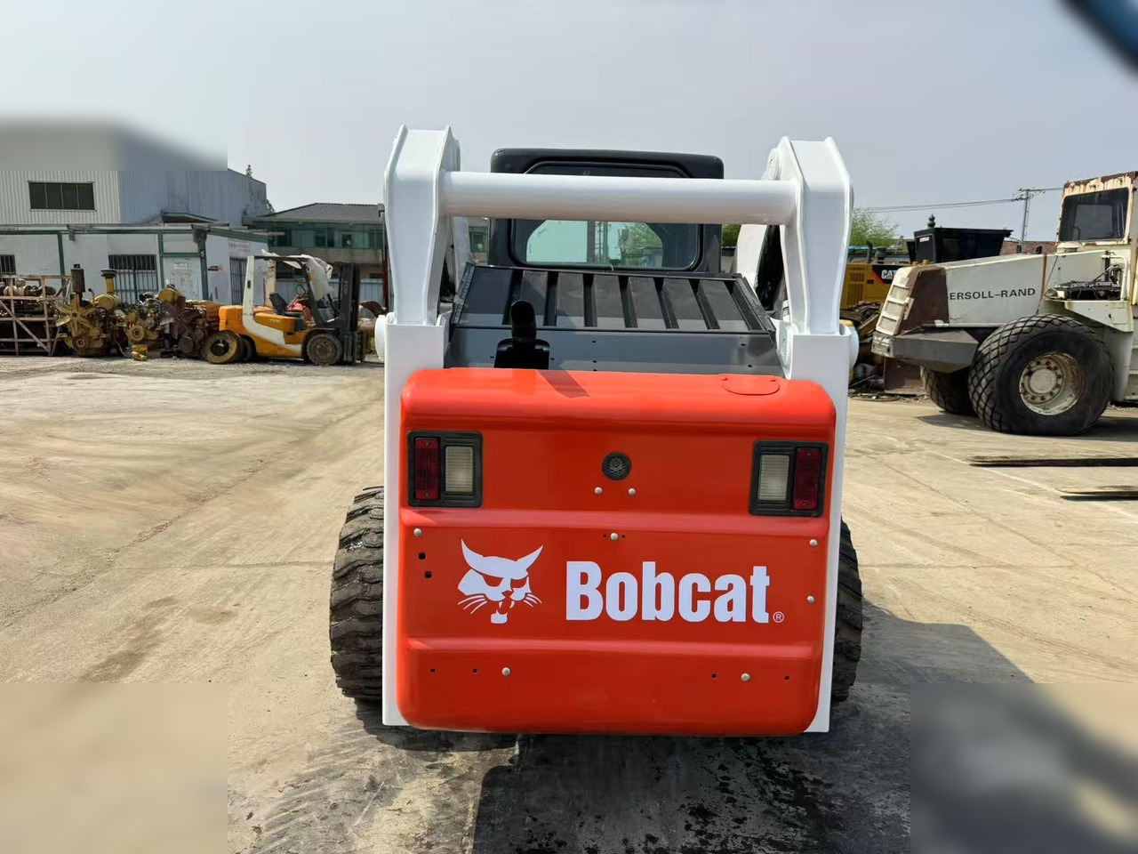 BOBCAT S300 - Mini chargeuse: photos 5 BOBCAT S300 - Mini chargeuse: photos 5