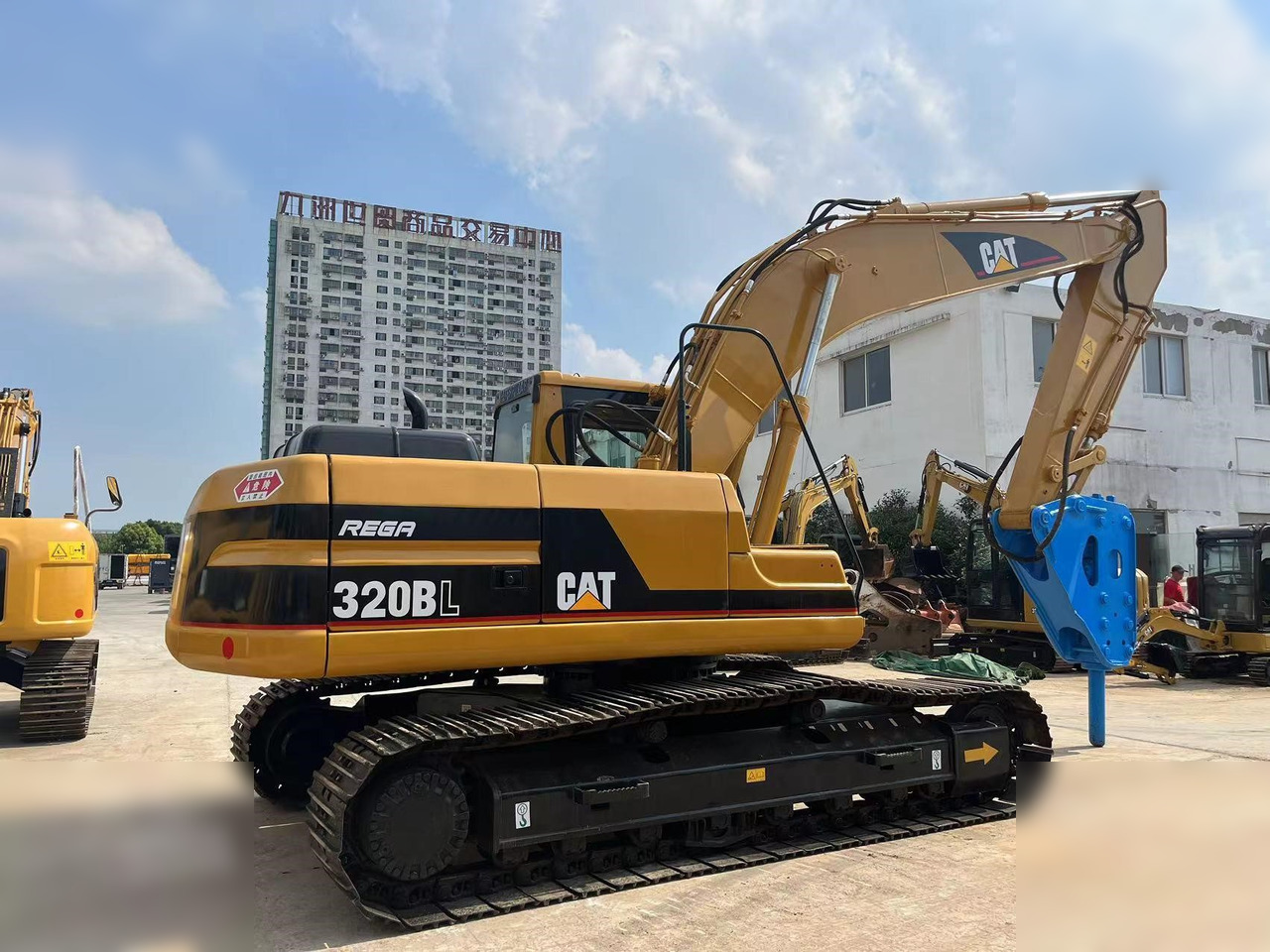 CATERPILLAR 320BL - Pelle sur chenille: photos 2 CATERPILLAR 320BL - Pelle sur chenille: photos 2