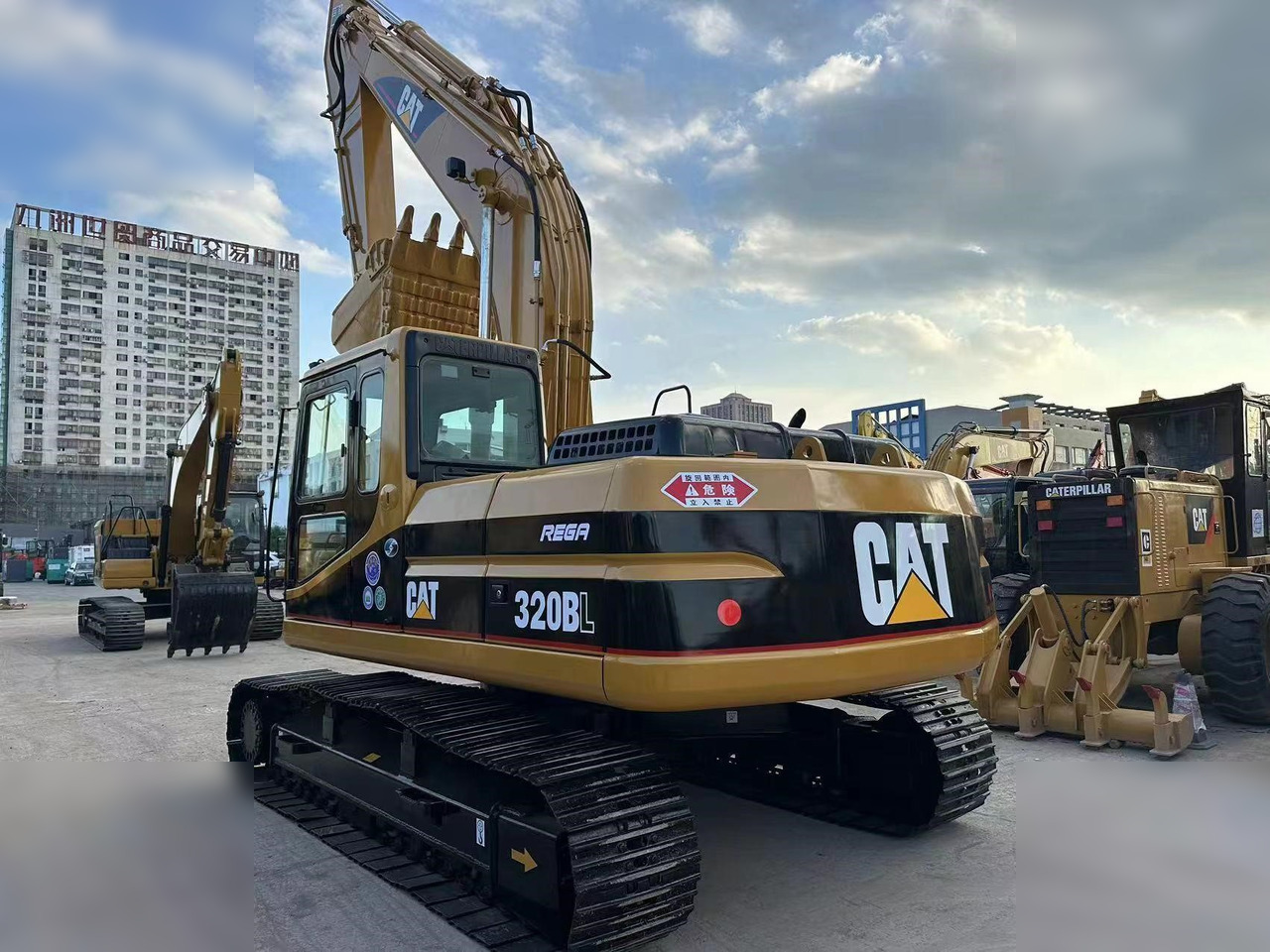 CATERPILLAR 320BL - Pelle sur chenille: photos 3 CATERPILLAR 320BL - Pelle sur chenille: photos 3