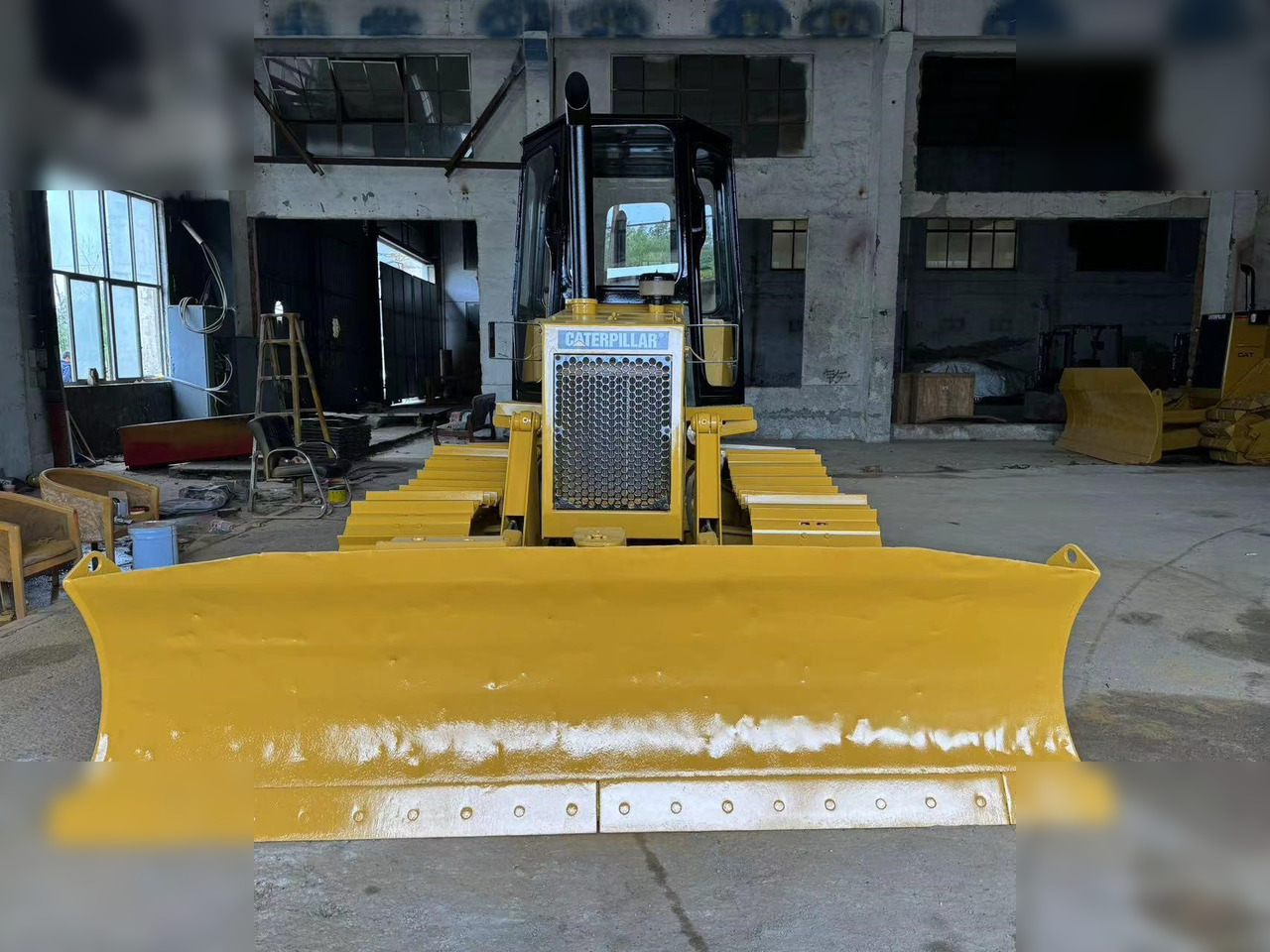 CATERPILLAR D4C - Bulldozer: photos 2 CATERPILLAR D4C - Bulldozer: photos 2