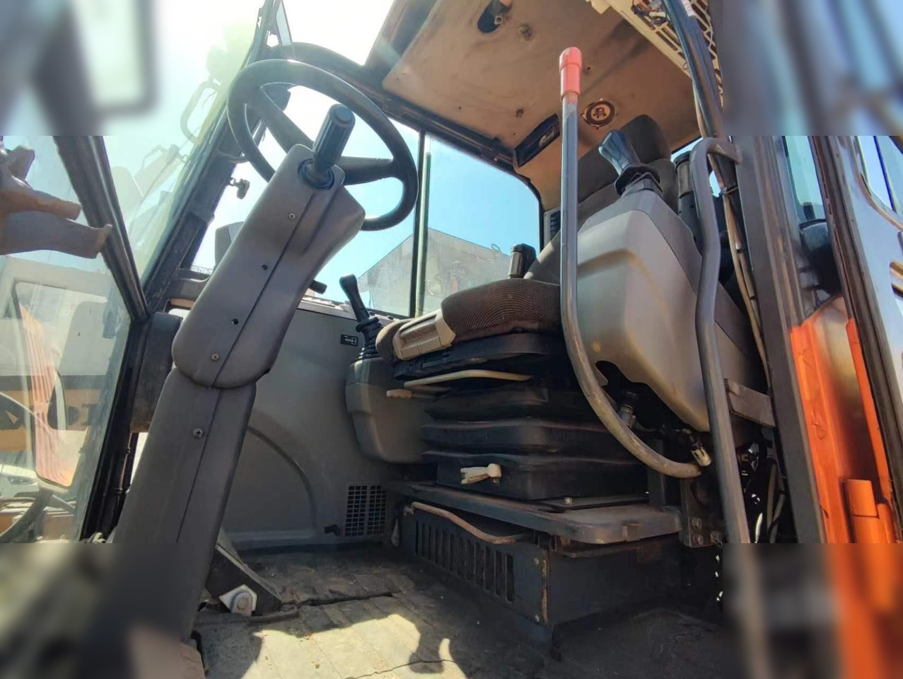 DOOSAN DX60W ECO - Pelle sur pneus: photos 2 DOOSAN DX60W ECO - Pelle sur pneus: photos 2